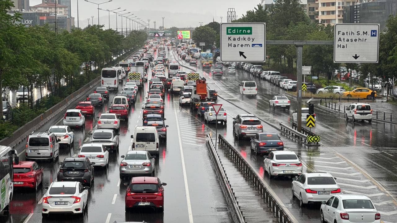 İstanbul'da sabah trafiği kilitlendi! Yoğunluk yüzde 71'e çıktı