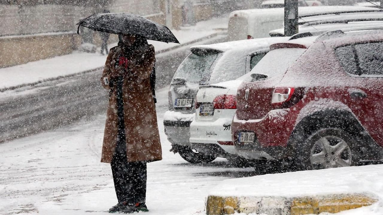 Kar yurdu esir aldı: Meteoroloji'den buzlanma ve fırtına uyarısı