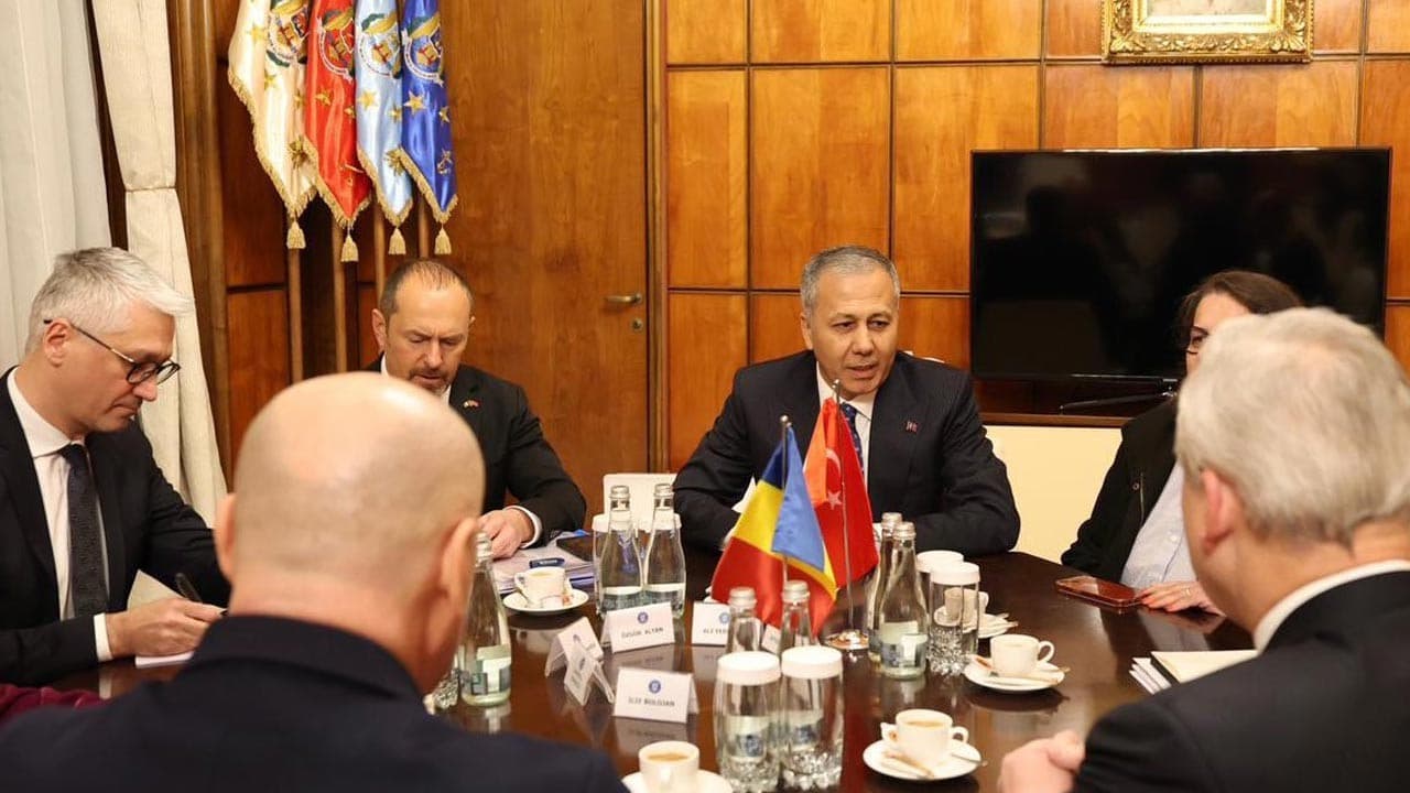 Bakan Yerlikaya, Romanya Başbakanı Bolojan ile görüştü