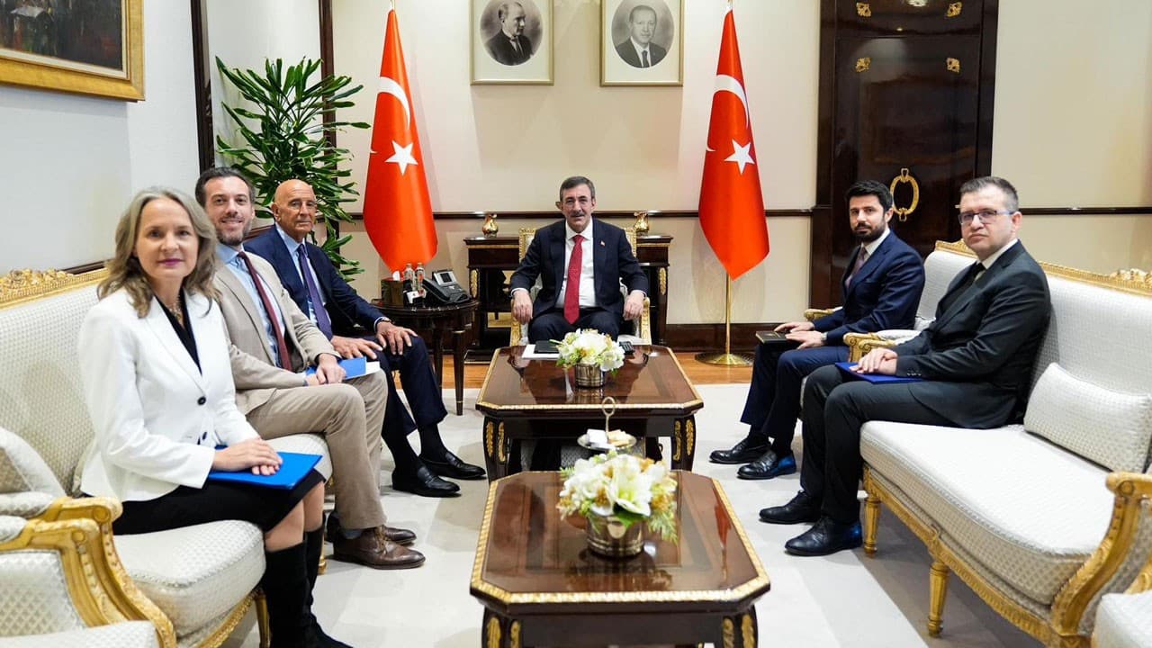 Cumhurbaşkanı Yardımcısı Yılmaz, ABD Türkiye Büyükelçisi Barrack ile görüştü