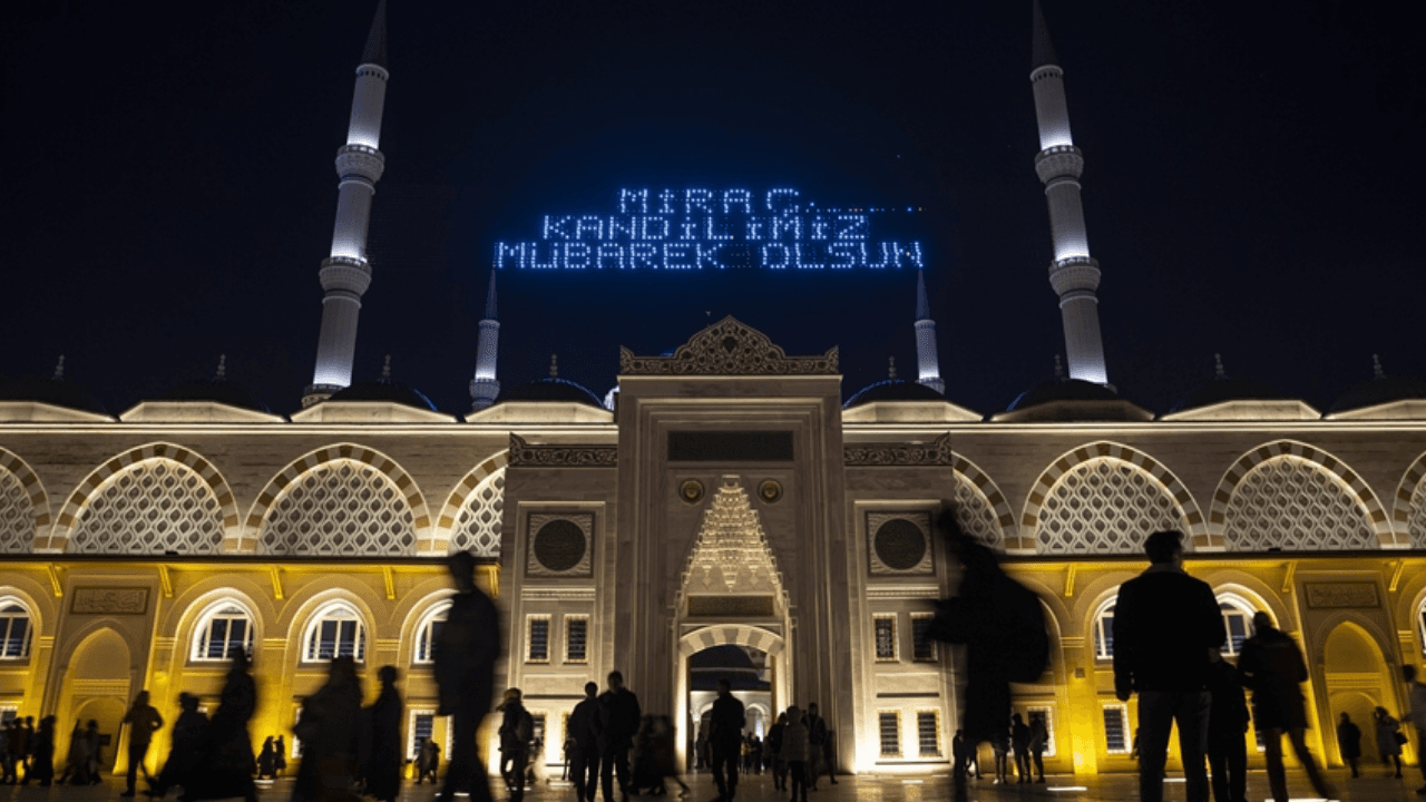 KANDİL MESAJLARI 2026: Miraç Kandili mesajları en güzel, anlamlı, uzun-kısa, resimli...