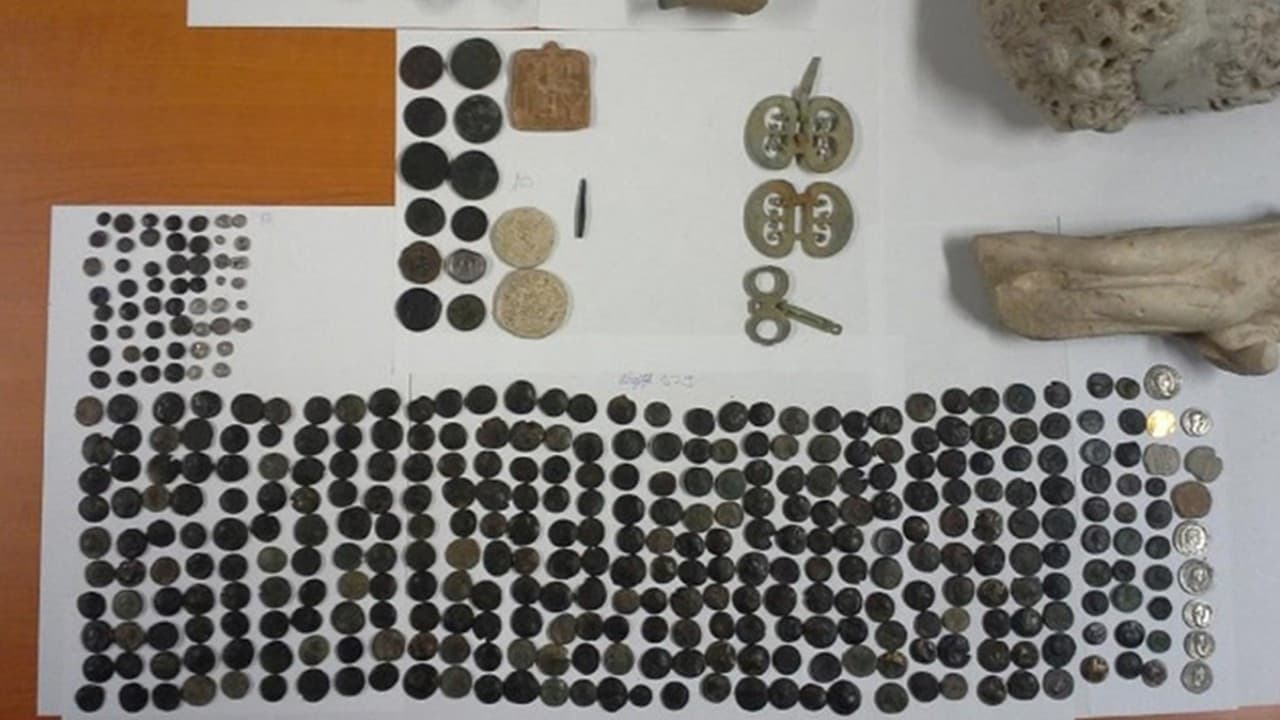 Çeşme Limanı’nda tarihi eser operasyonu: 7 bin 550 sikke ve figür ele geçirildi