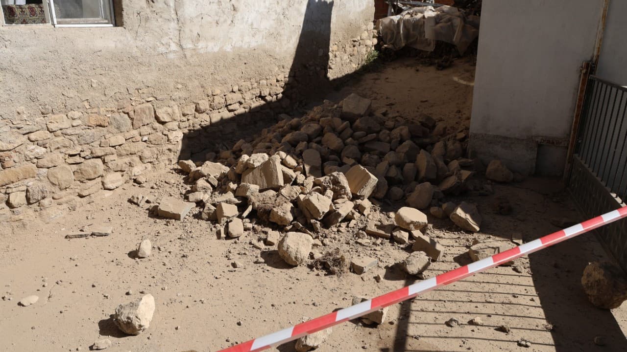 Denizli'deki depremde cami, ev ve marketlerde hasar oluştu