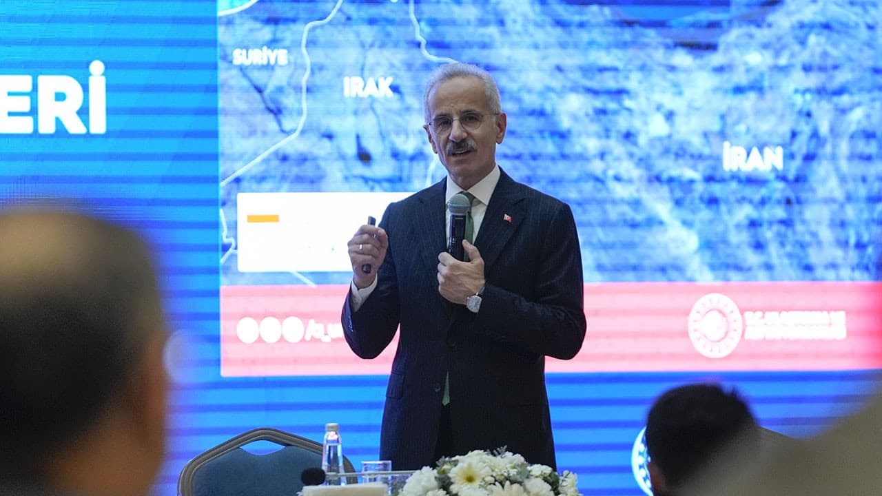 Ulaştırma ve Altyapı Bakanı Uraloğlu: Hürmüz Boğazı’nda 14 Türk gemisi bekliyor