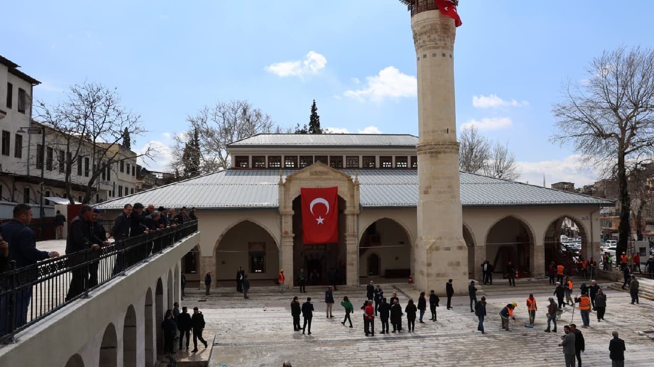 Depremde ağır hasar görmüştü: Kahramanmaraş Ulu Cami, Kadir Gecesi’nde yeniden ibadete açıldı