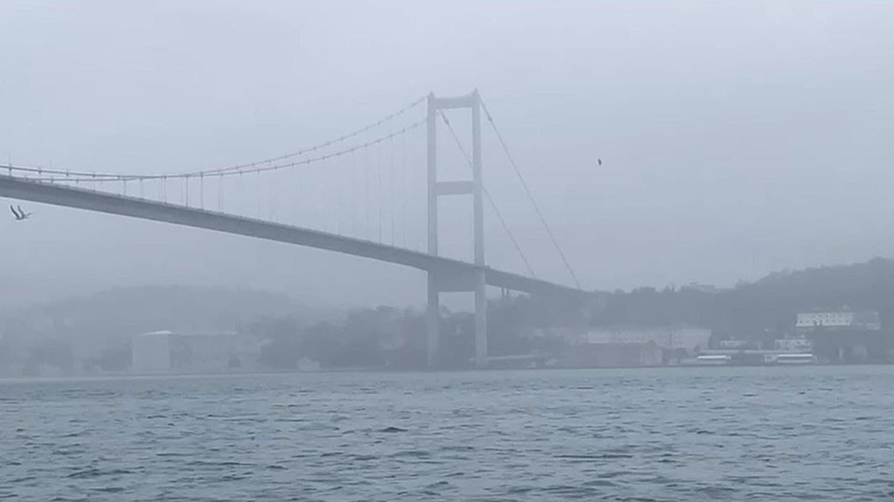 İstanbul Boğazı’nda sis alarmı: Gemi trafiği çift yönlü askıya alındı, vapur seferleri iptal edildi