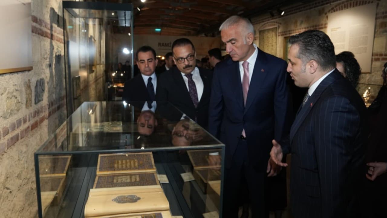 Bakan Ersoy duyurdu: Çalınan 2 İznik çinisi Türkiye'ye iade edildi