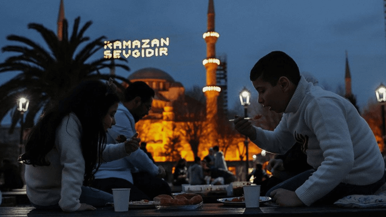 Arefe günü oruç tutulur mu? Arife gününde sahura kalkılacak mı?