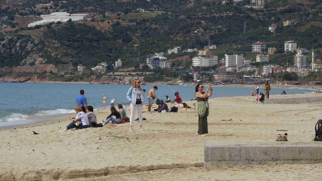 Sıcaklık 20 dereceye ulaştı: Tatilciler soluğu sahilde aldı