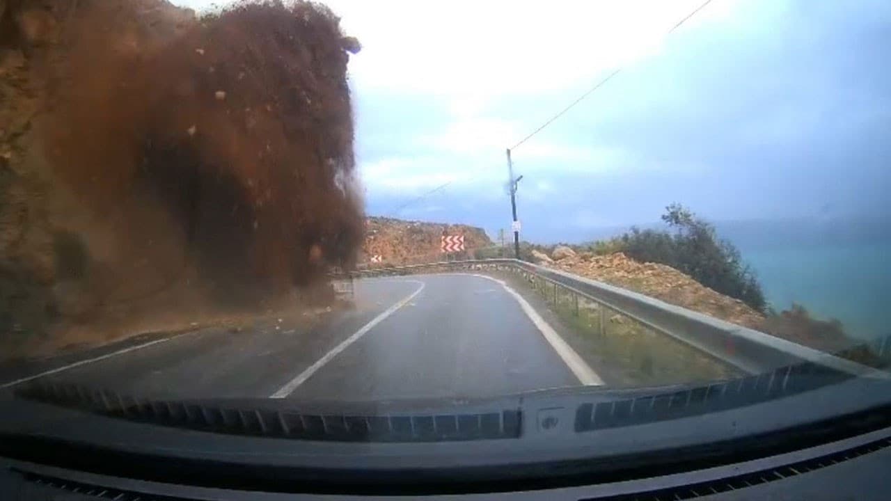 Mersin-Antalya Karayolu’nda heyelan: Araç toprak altında kaldı