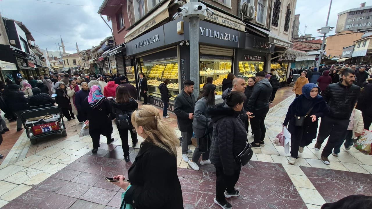 Altın düştü, talep patladı: Kuyumcularda yoğunluk