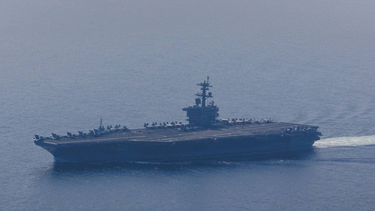İran, ABD'nin bölgede konuşlu uçak gemisini hedef alındı
