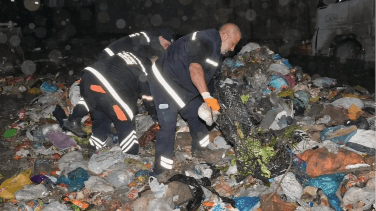 Yanlışlıkla çöpe attı, saatler sonra bulundu! Değeri dudak uçuklattı