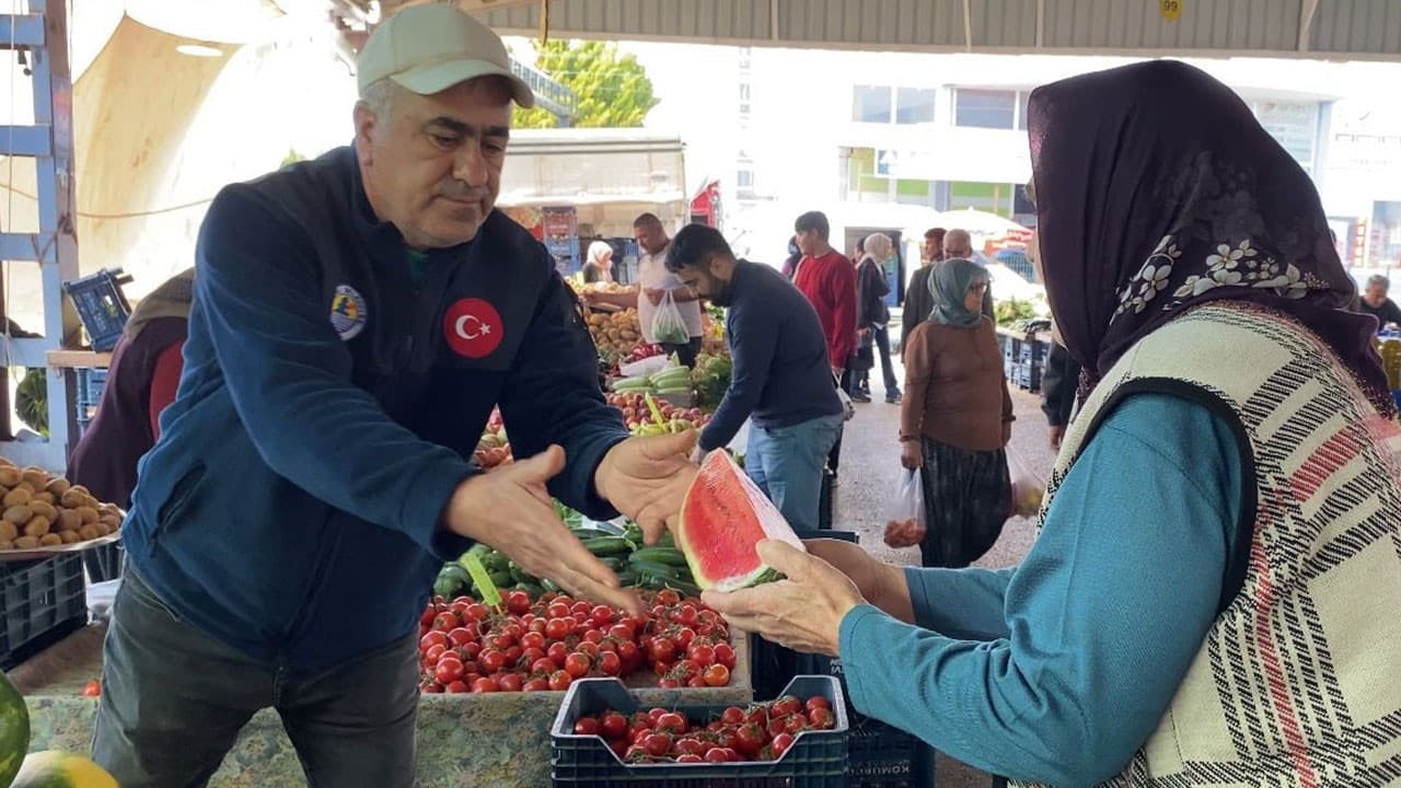Sezonun ilk karpuzu tezgahta: Çeyreği 90 liraya, dilim dilim satılıyor