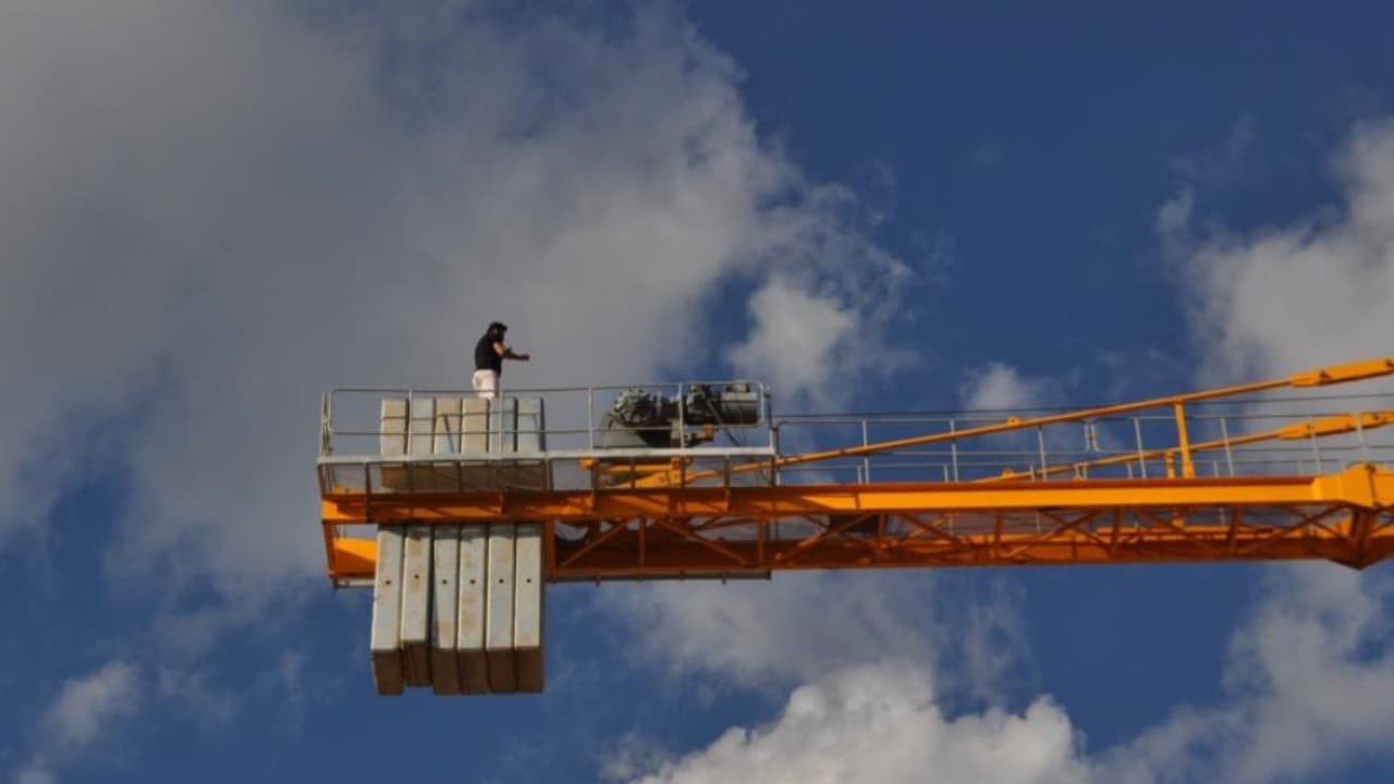 Maaşını alamadığını öne süren vinç operatörü intihara kalkıştı: Hesabına para yatınca aşağı indi