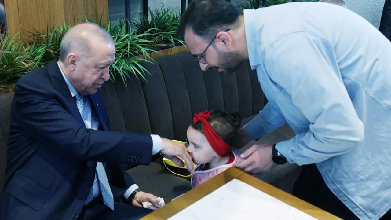 Erdoğan, vatandaşlarla kafede sohbet etti