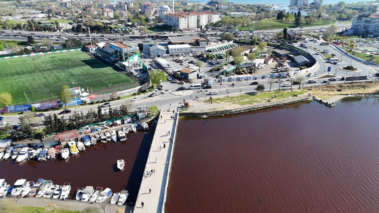 Küçükçekmece Gölü'nde tedirgin eden görüntü: Kırmızıya döndü