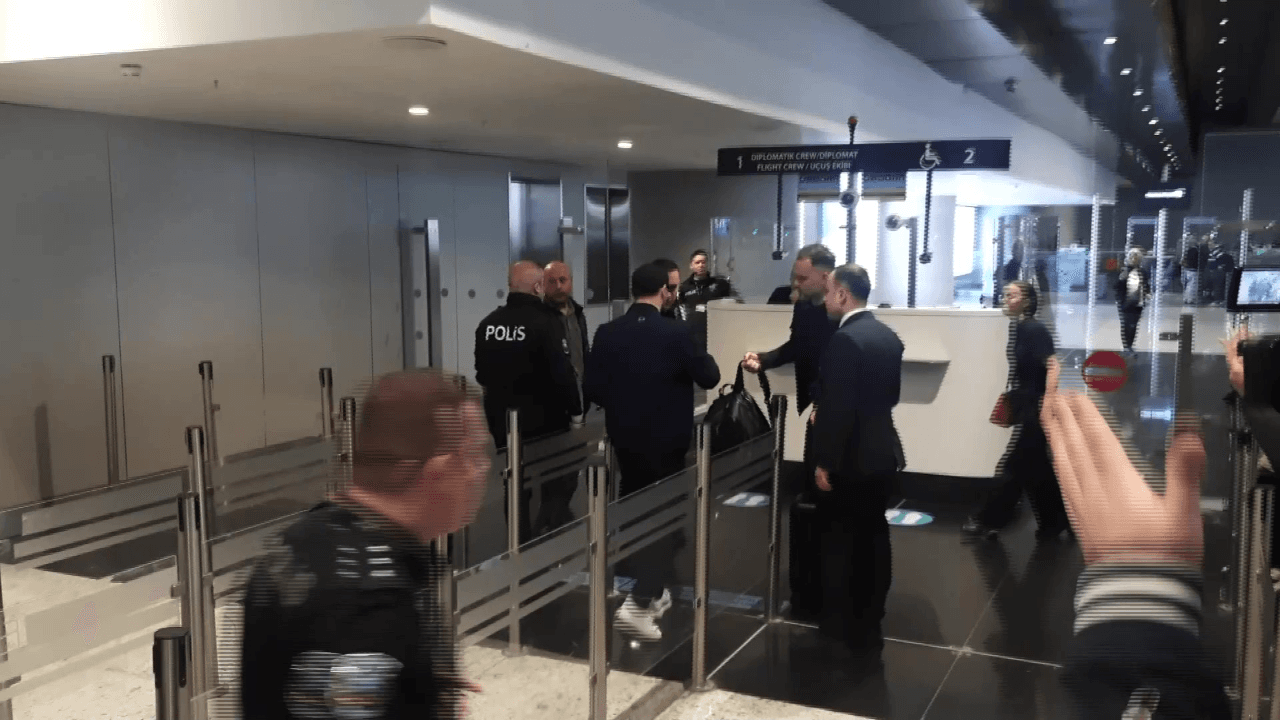 Tedesco İstanbul'a veda etti: Havalimanında duygusal anlar