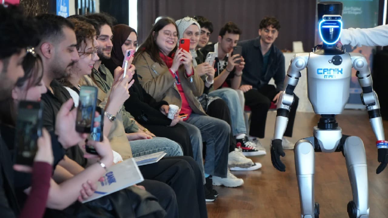 Türkiye’nin nüfusa kayıtlı ilk robotu öğrencilerle buluştu