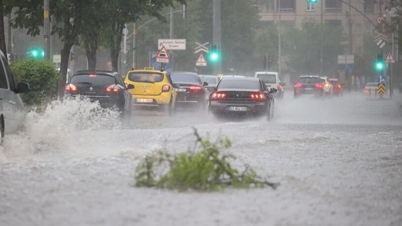 Gaziantep'te eğitime fırtına engeli: 39 okul tatil