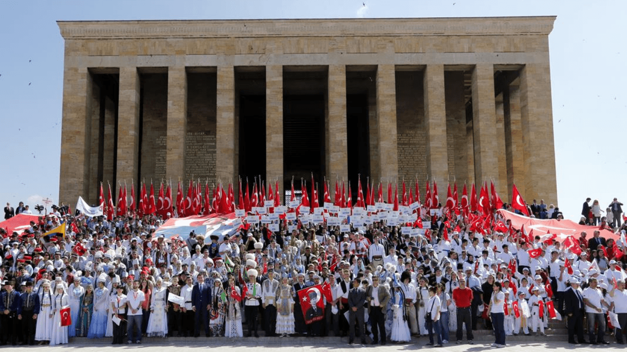 18 Mayıs yarım gün mü, 19 Mayıs resmi tatil mi? Okul var mı?