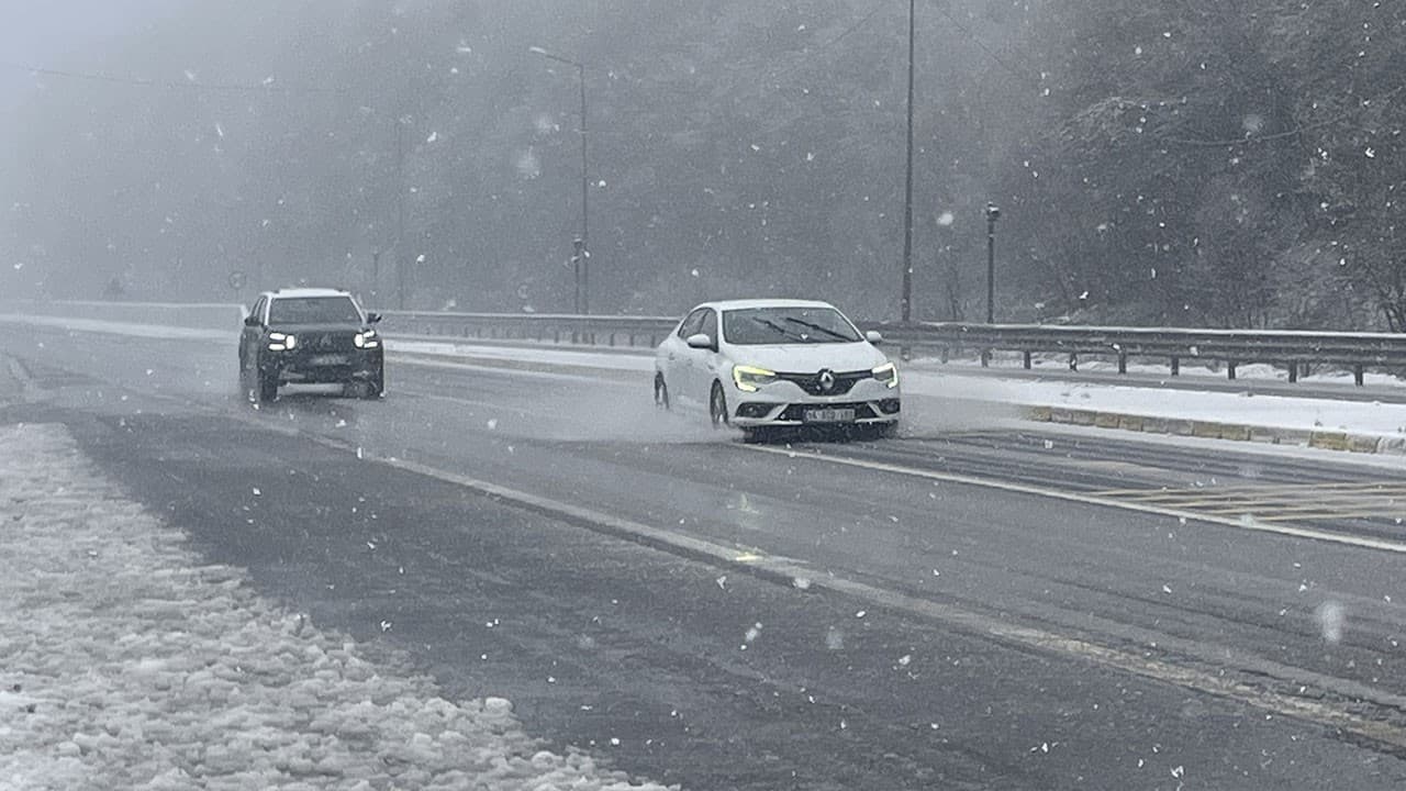 Bolu Dağı’nda mayıs ayında kar yağışı: Yollar beyaza büründü