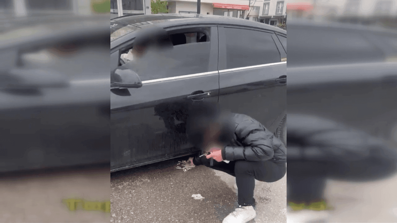 Çevreyi kirleten sürücüye hem çöpünü temizlettiler hem ceza kestiler