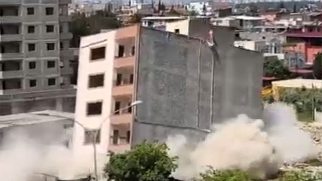 Adana’da tehlikeli yıkım: Facia kıl payı atlatıldı