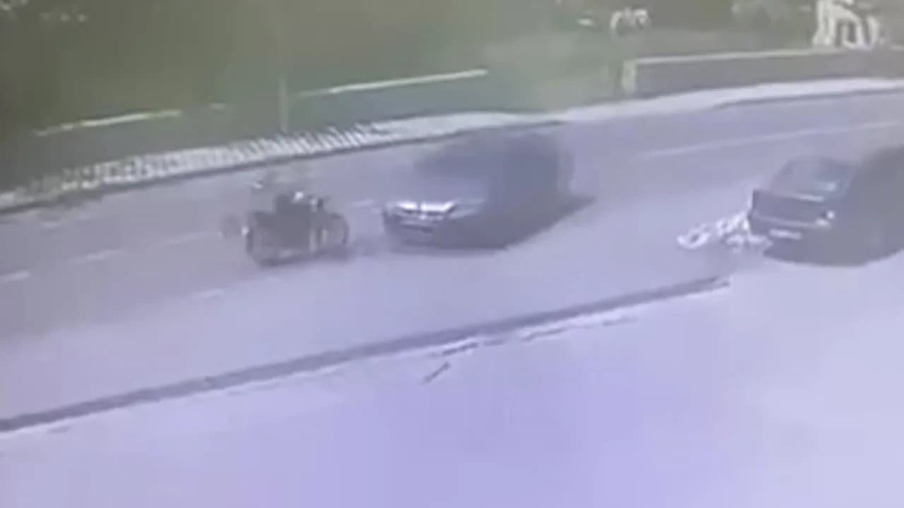 Kocaeli'de otomobile çarpan motosikletli yaralandı