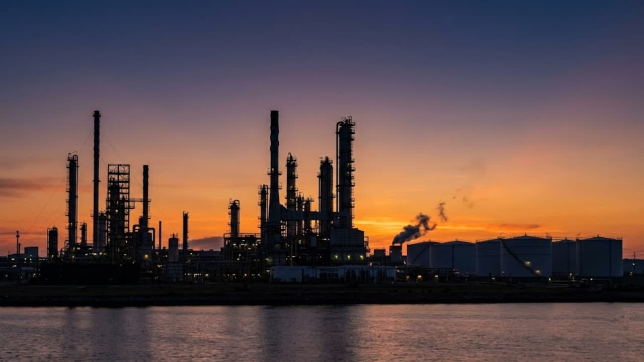 Petrol fiyatları üç günlük artışın ardından düşüşe geçti