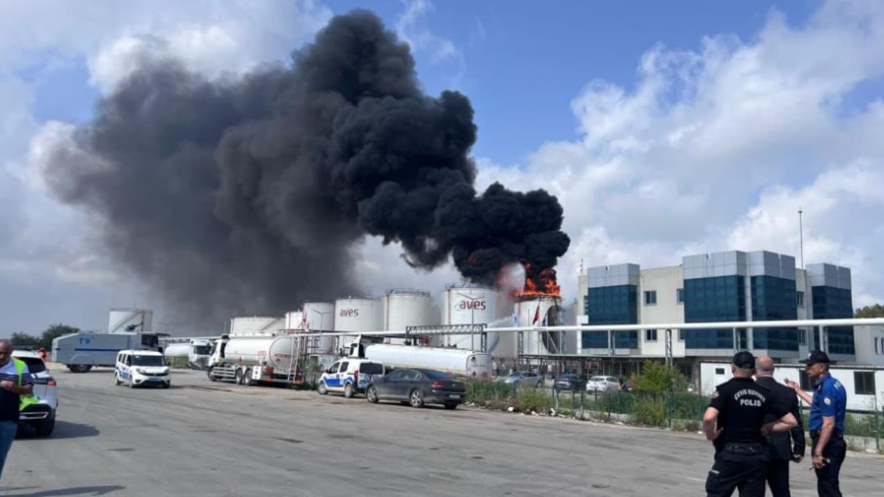Mersin'de yağ fabrikasında yangın çıktı, dumanlar yükseldi