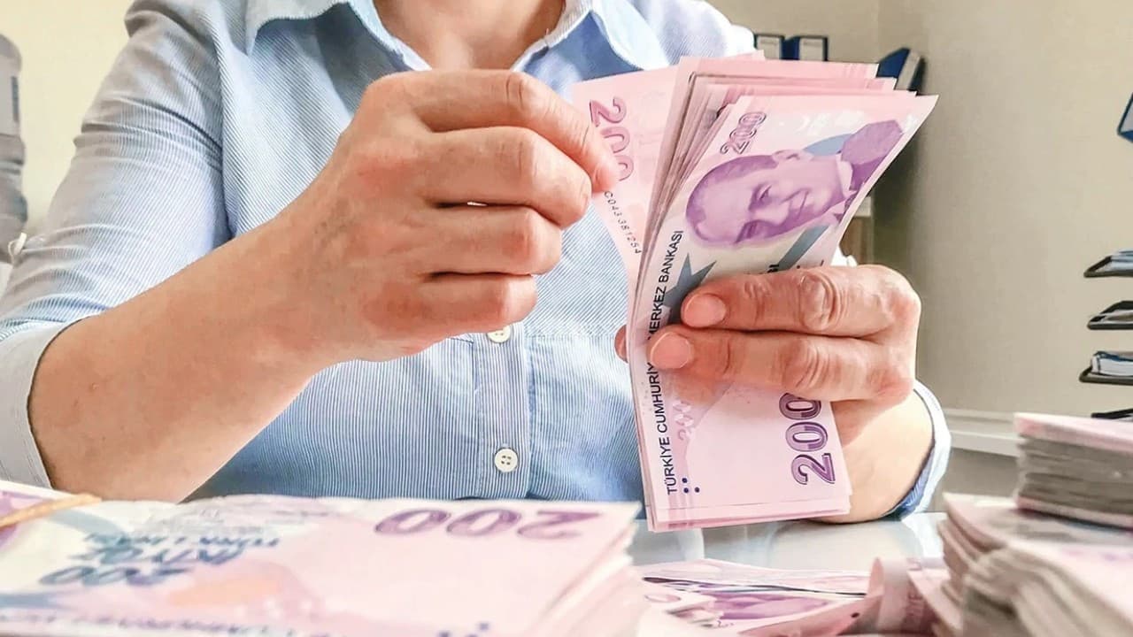 Emeklilere bayram ikramiyesi ve maaş ödemeleri aynı tarihte yapılacak