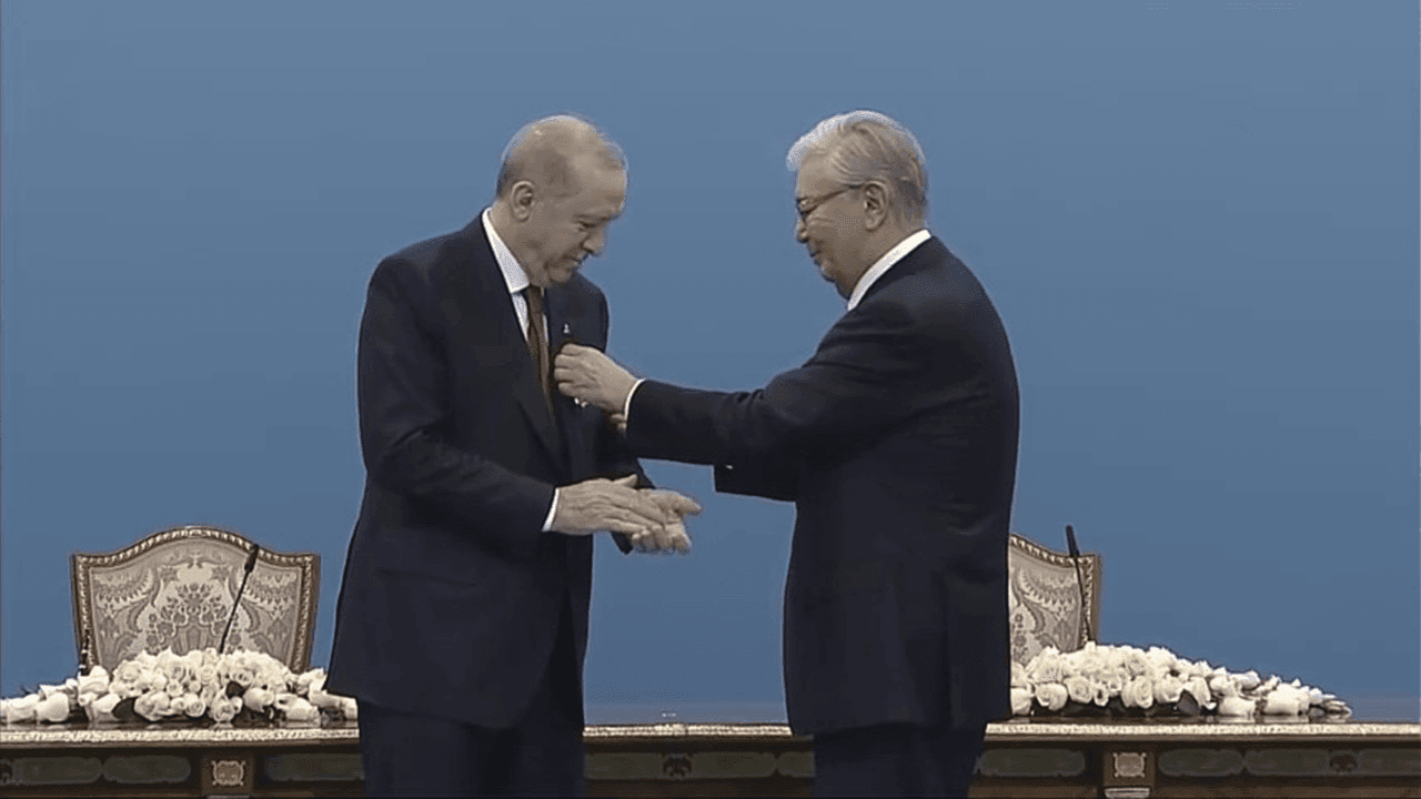 Cumhurbaşkanı Erdoğan, Hoca Ahmet Yesevi Nişanı'nı aldı