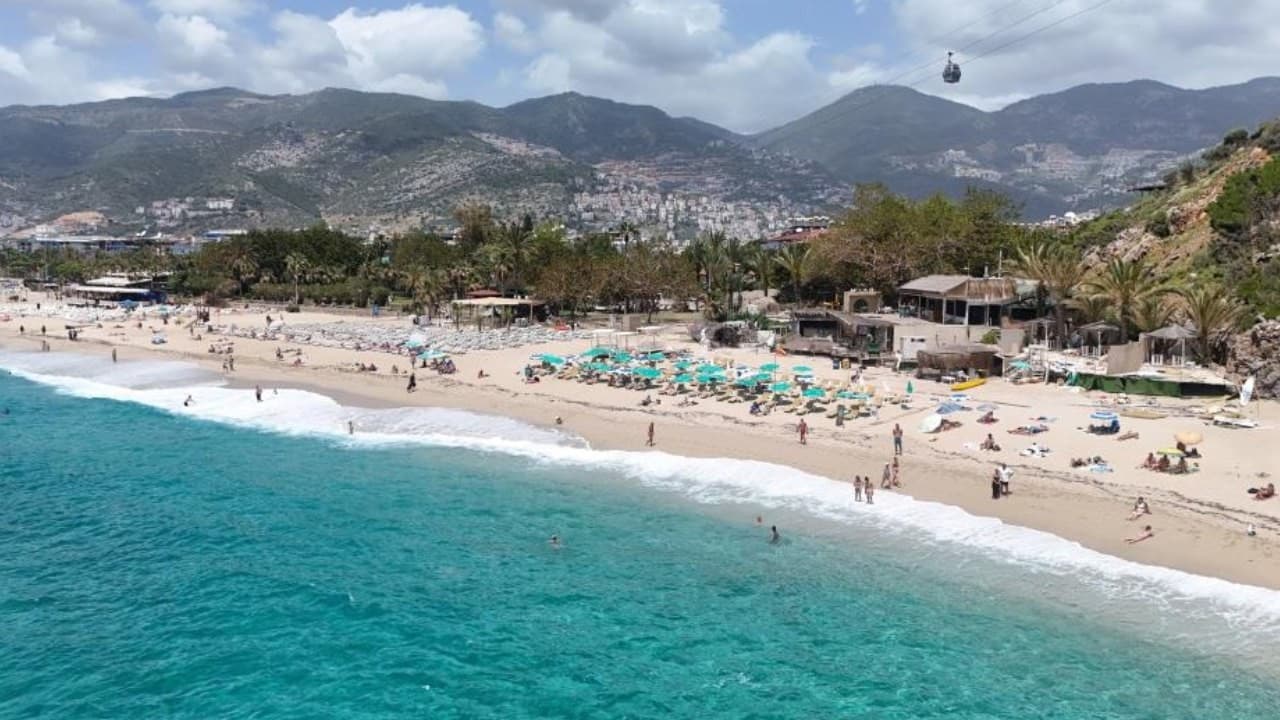 Antalya'da yaz mevsimi başladı, plajlar dolup taştı