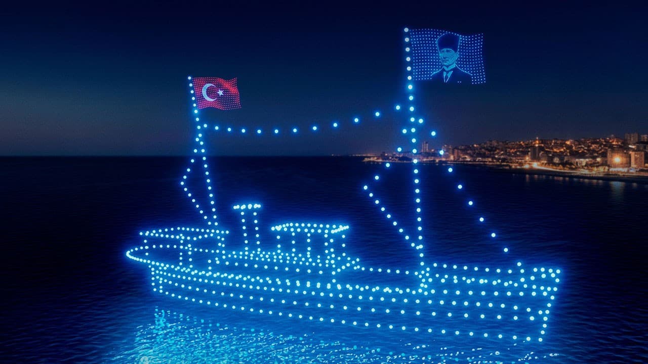 500 drone ile Bandırma Vapuru havada canlandırıldı