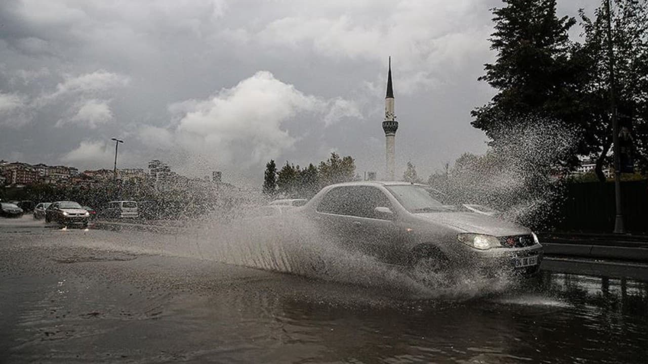 Meteoroloji'den uyarı: Sıcaklık artacak ama sağanak yağışlar devam edecek
