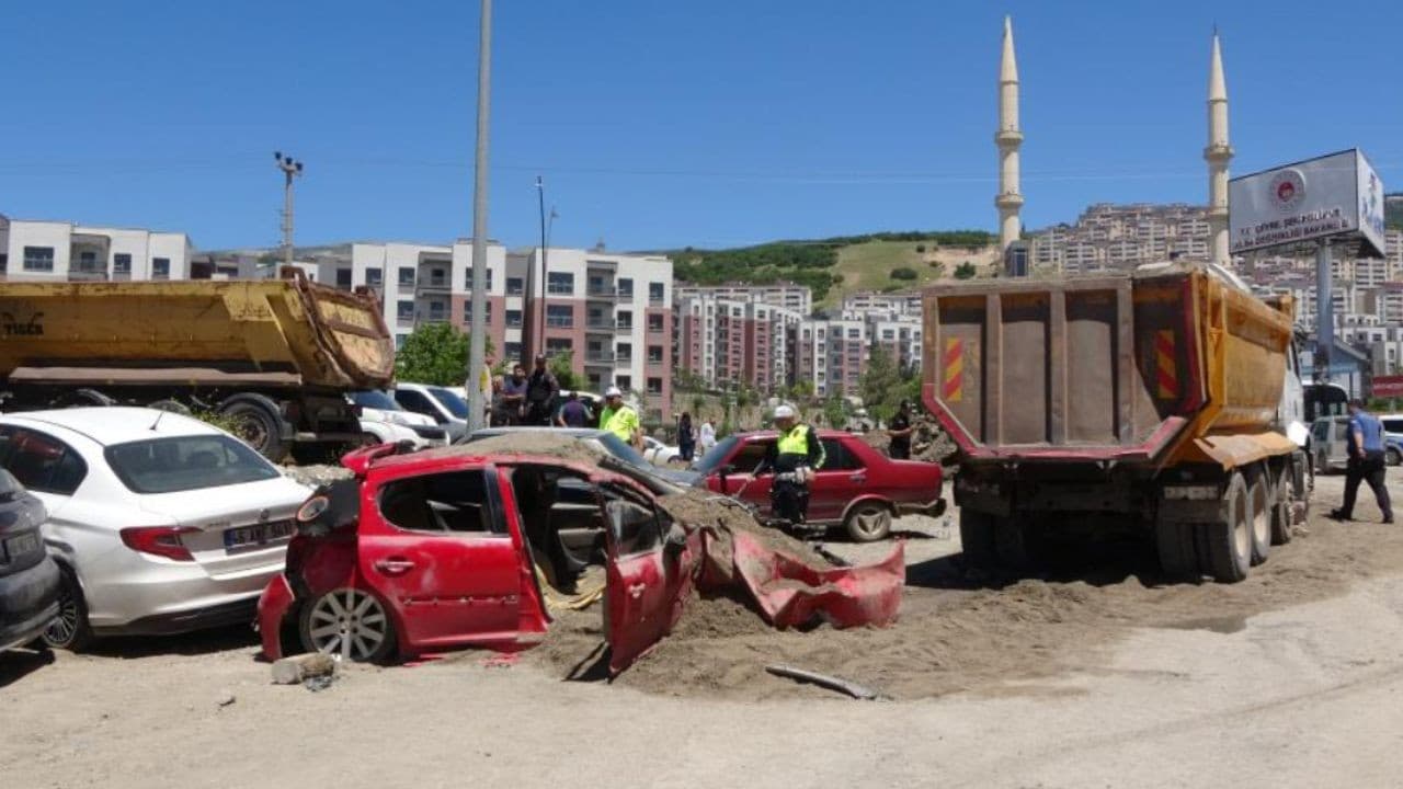 Freni arızalanan kum yüklü kamyon 7 araca çarptı, 6 kişi yaralandı