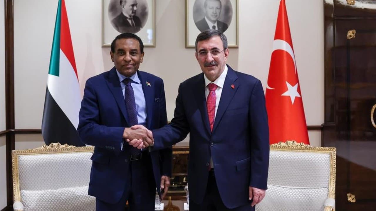 Cevdet Yılmaz Sudan Başbakanı Kamil İdris ile bir araya geldi