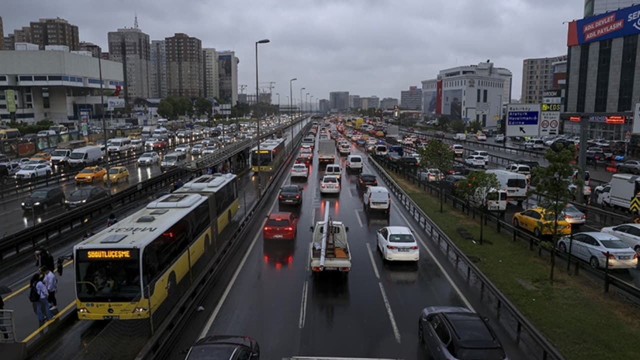 İstanbul'da sağanak yağış trafiği olumsuz etkiledi