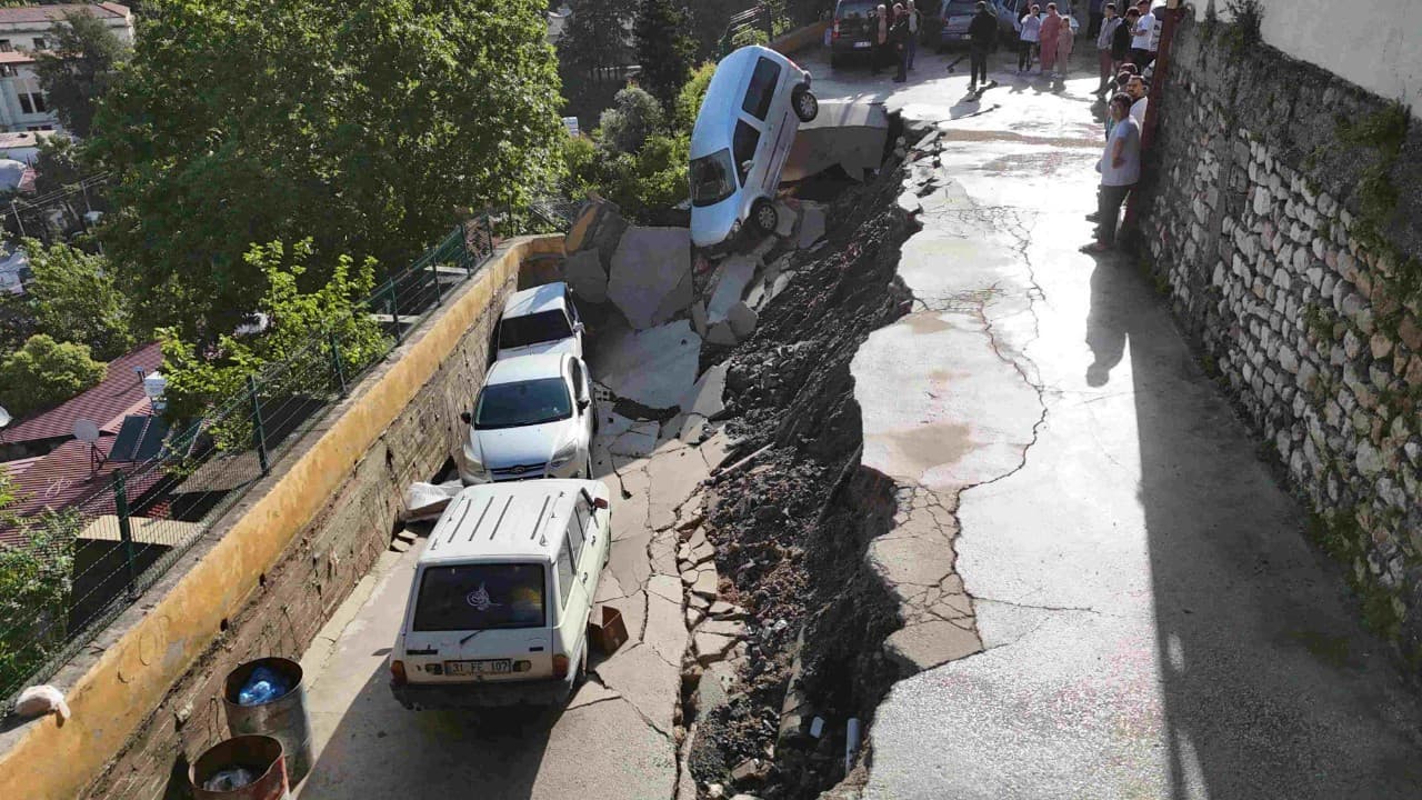Hatay'da sel nedeniyle yol çöktü, 5 araç zarar gördü