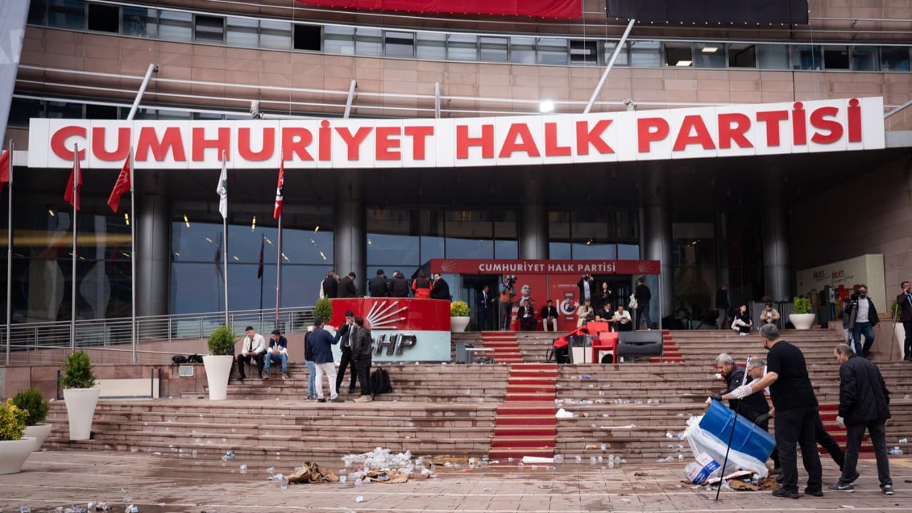 CHP Genel Merkezi'nde temizlik ve yenileme çalışmaları devam ediyor