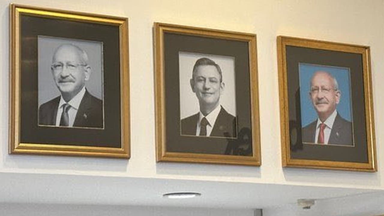Kılıçdaroğlu ve Özel'in fotoğrafları CHP Genel Merkezi'nde yeniden sergilendi