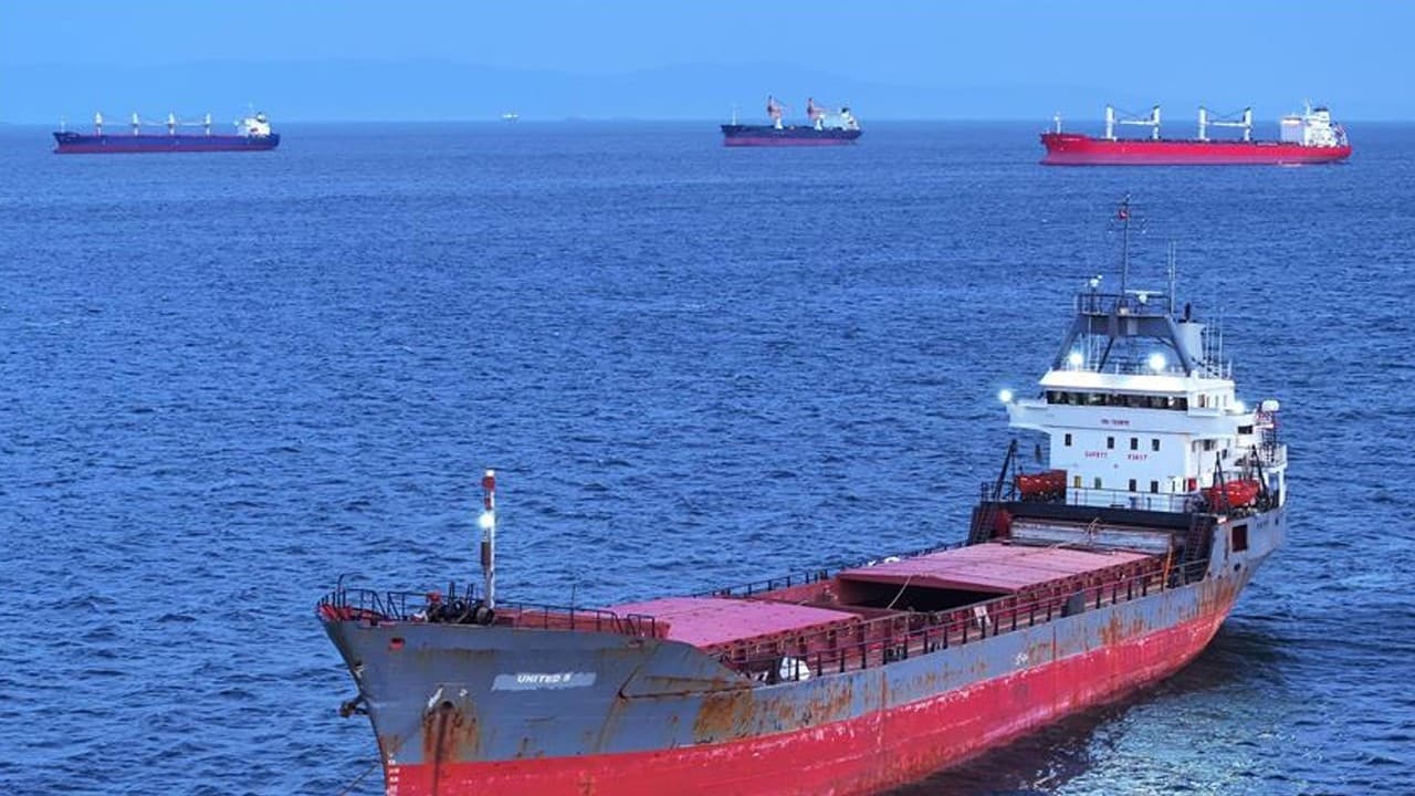 İran: Hürmüz Boğazı'ndan 23 gemi geçti