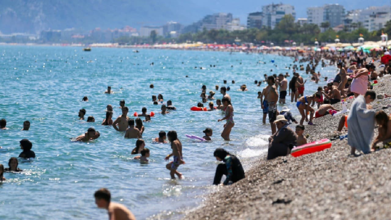 Bayramda plajlar dolup taşıyor