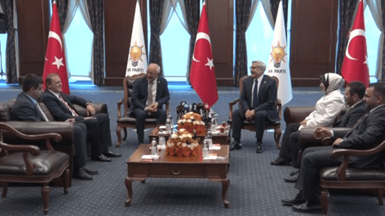 AK Parti ve CHP heyetleri bayramlaşma programında bir araya geldi