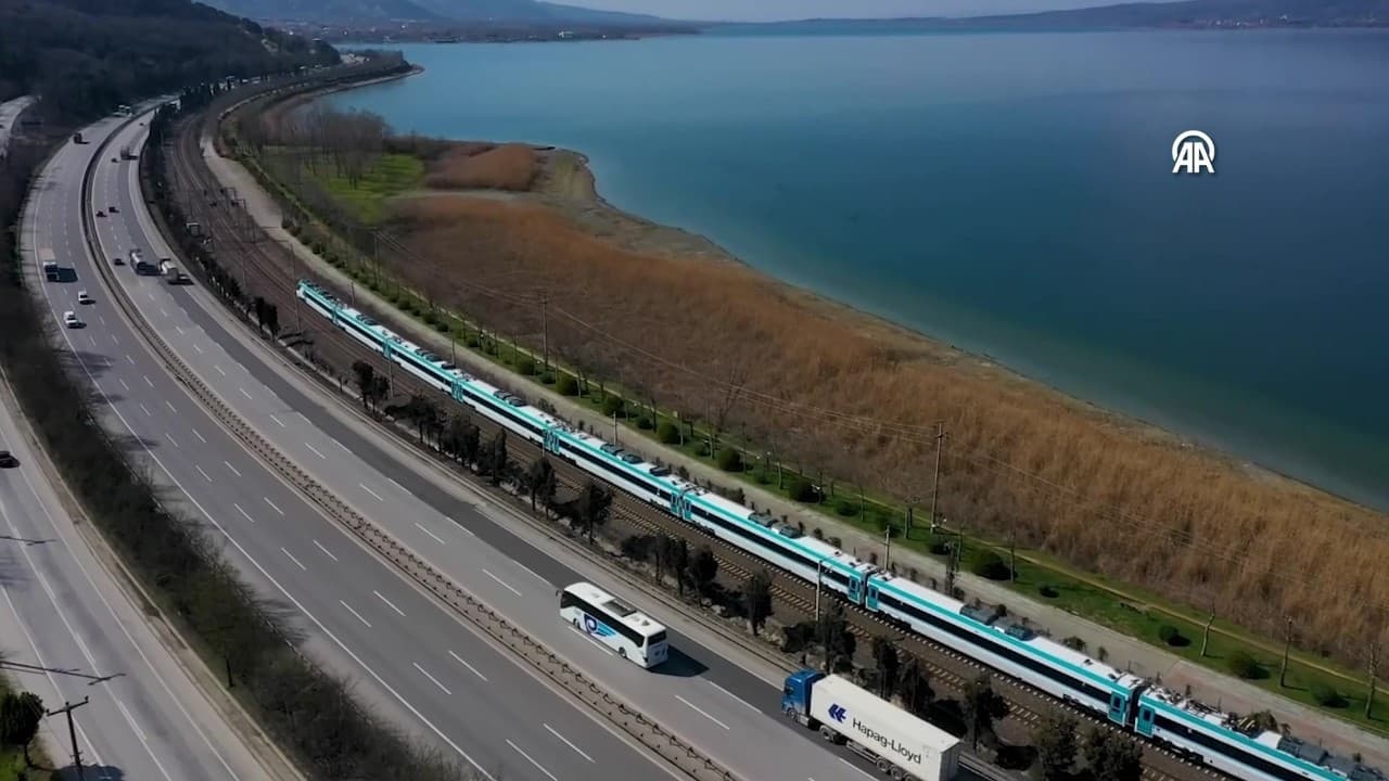 Türkiye'nin milli hızlı treni saatte 240 kilometre hıza ulaştı