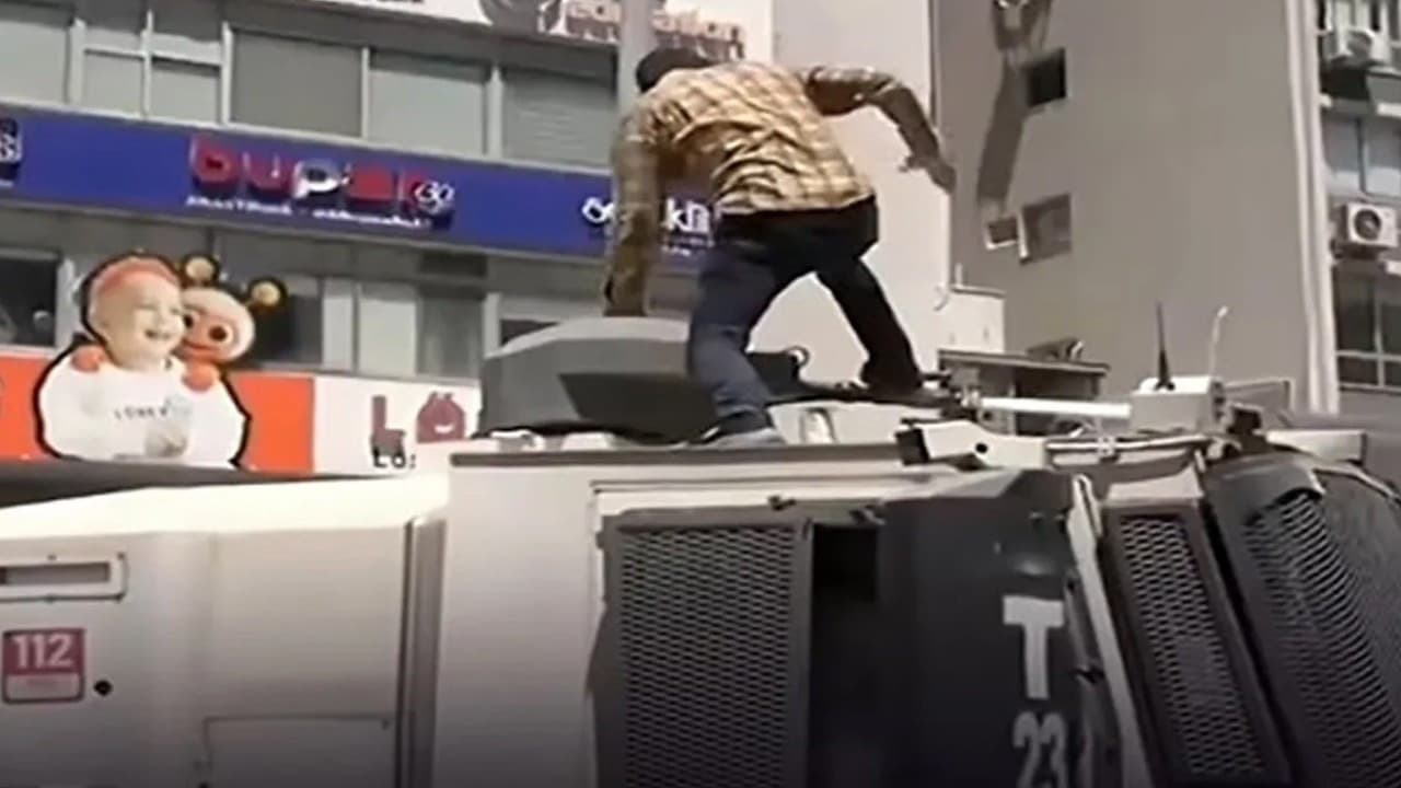 İzmir'de TOMA'ya zarar veren okul müdür yardımcısı görevden alındı