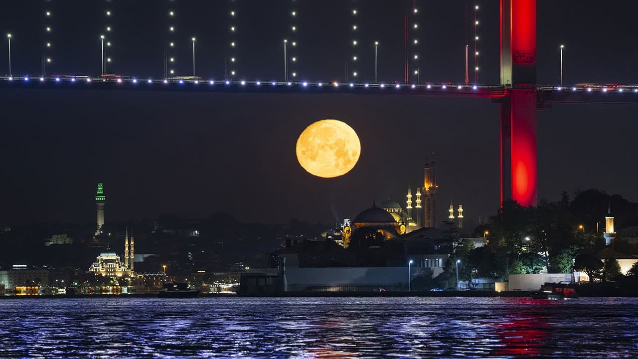 İstanbul'da dolunay tarihi silueti aydınlattı