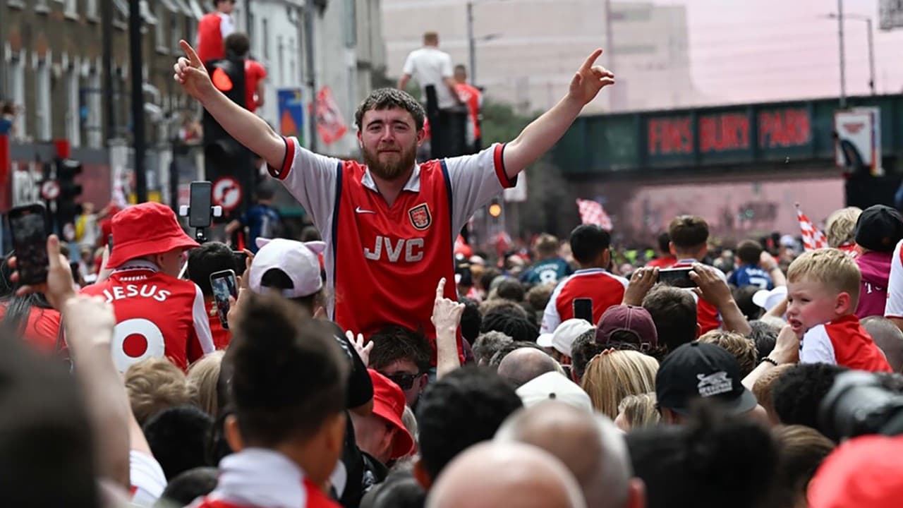 Arsenal, 22 yıl sonra kazandığı şampiyonluğu taraftarlarıyla kutladı