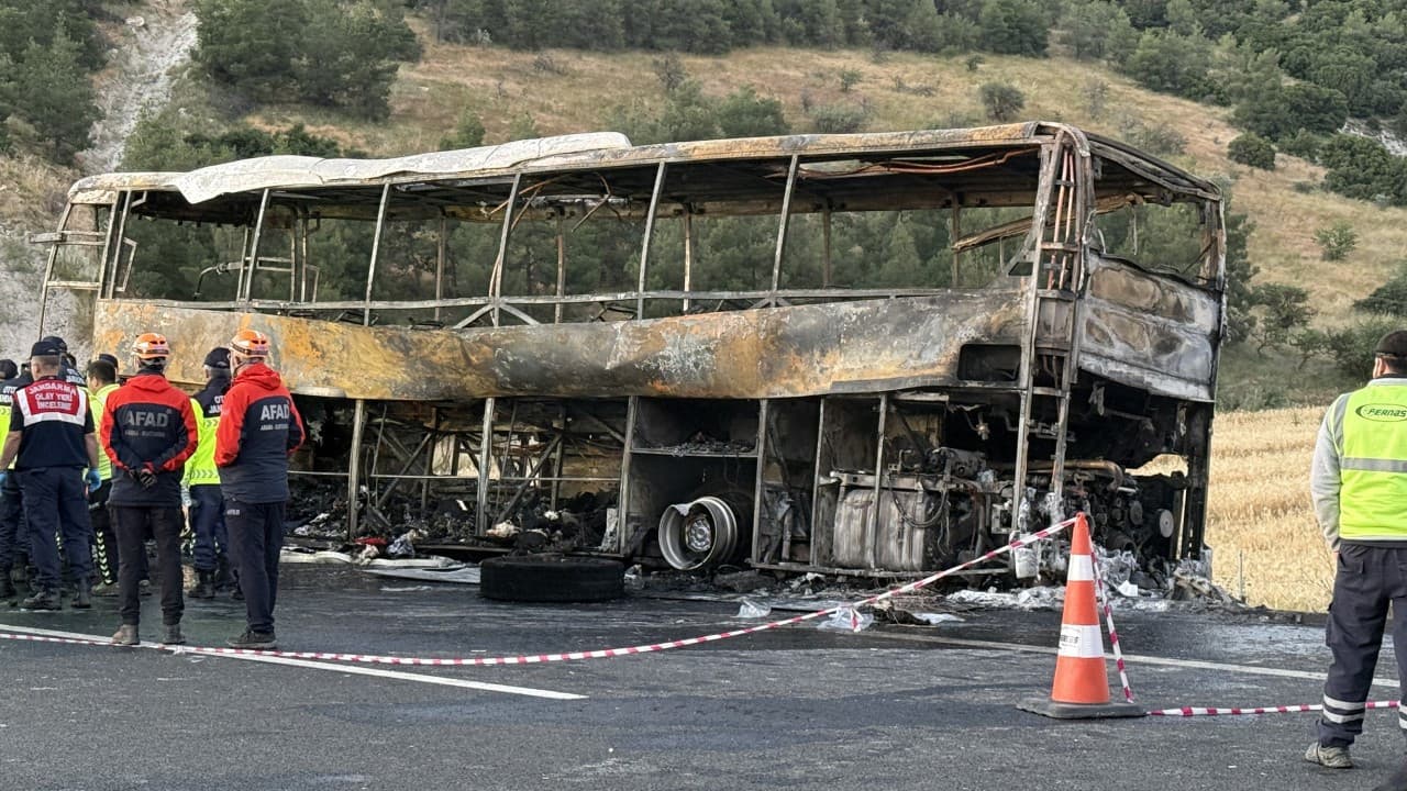 Denizli'de yolcu otobüsü yangında 8 kişi hayatını kaybetti